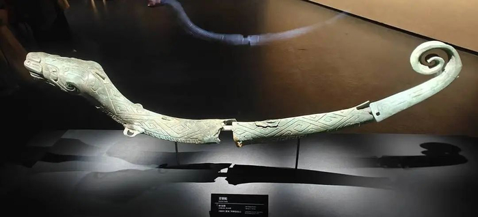 三星堆出土的青铜蛇 图据央视新闻