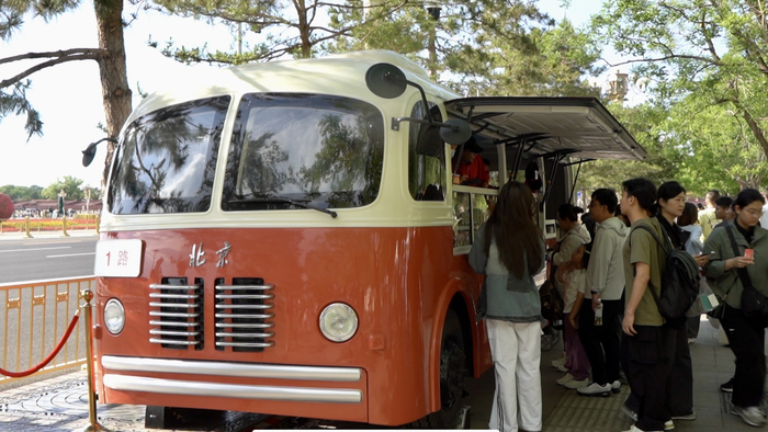 便民服务车上售卖4大类30余种便民商品。新京报记者 王巍 摄