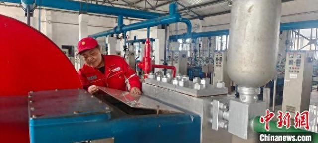 何喜花正在进行日常巡检 裴宇 摄