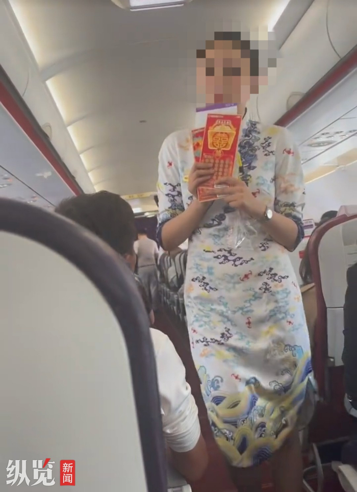 空姐在飞机上售卖刮刮乐。（来源/视频截图）