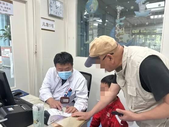 “光荣属于劳动者，幸福属于劳动者”——定格最美瞬间，致敬医务工作者