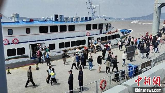 浙江水上客运迎来高峰时段。唐邹安 摄