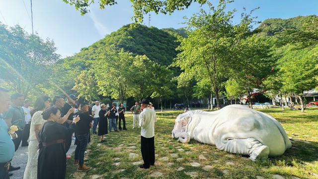 现场嘉宾听邱启敬讲解山海经神兽