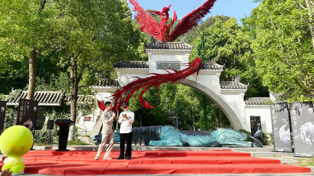 主持人曾天赐与邱启敬讨论山海经神兽起源