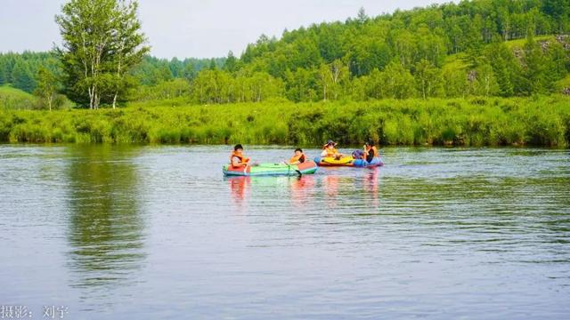 游客在阿尔山哈拉哈漂流公园漂流。（资料图）