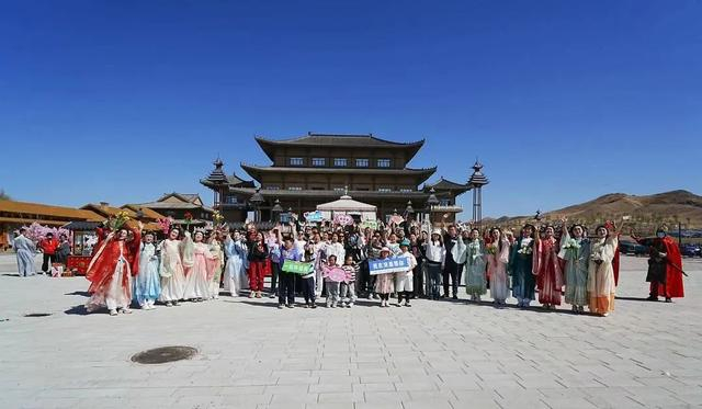 游客在宝石湖旅游风景区春州古城合影。