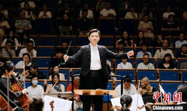 2024年6月，《望春风——台湾经典民谣交响音乐会》在成都举办，于兴义担任指挥。受访者供图