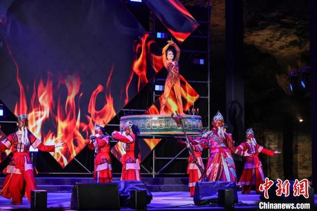 图为杂技滚灯《千年傩韵》。中新社记者 瞿宏伦 摄