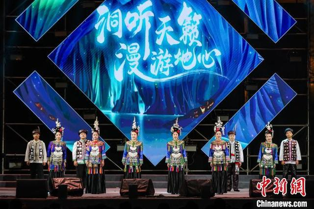 图为贵州“舞乐蝉歌乐团”在演唱《哪吒2》插曲《宝莲盛开》。中新社记者 瞿宏伦 摄