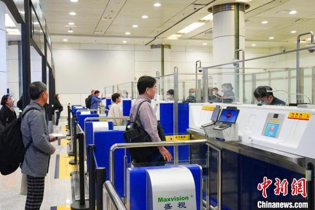 5月1日，旅客在长春龙嘉国际机场入境口岸现场排队等待通关。石林 摄