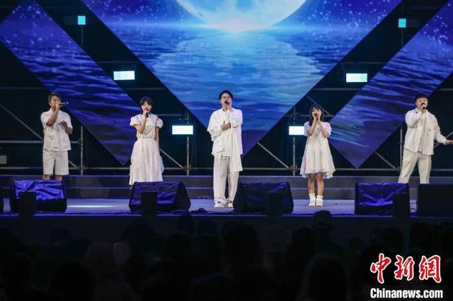 图为“理想人声乐团”在演唱《月光》。中新社记者 瞿宏伦 摄