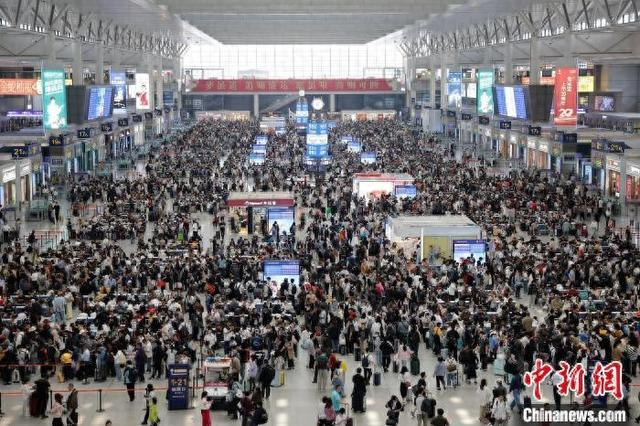 旅客在铁路上海虹桥站候车大厅等待验票上车。中新网记者 殷立勤 摄