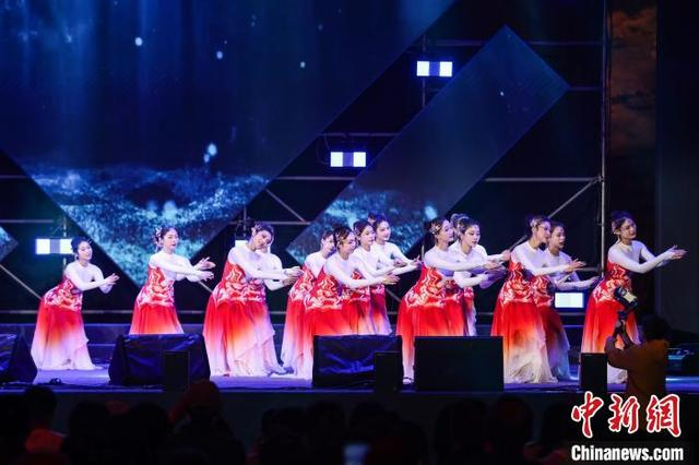 图为女子舞蹈《大鱼海棠》。中新社记者 瞿宏伦 摄