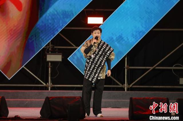 图为《哪吒2》太乙真人配音演员张珈铭在演唱。中新社记者 瞿宏伦 摄