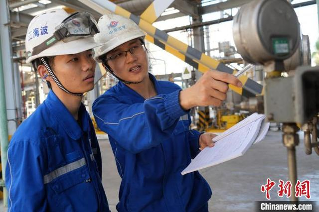 图为廖智全在向徒弟传授技能。任志达 供图