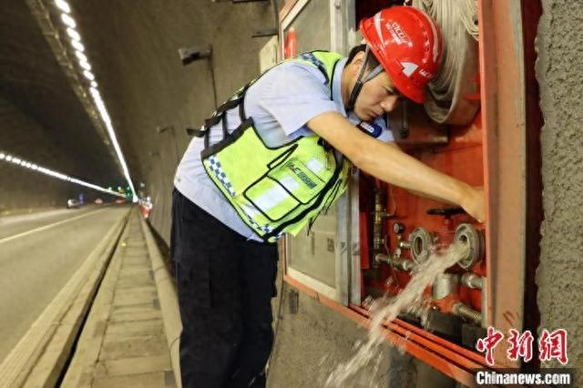 章韦伟检查隧道内消防设备。刘汉国 摄