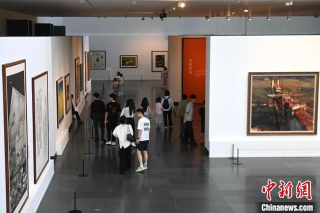 5月1日，“五一”假期首日，许多人选择文化休闲方式丰富假期生活。图为市民在安徽省美术馆参观。中新社记者 韩苏原 摄 