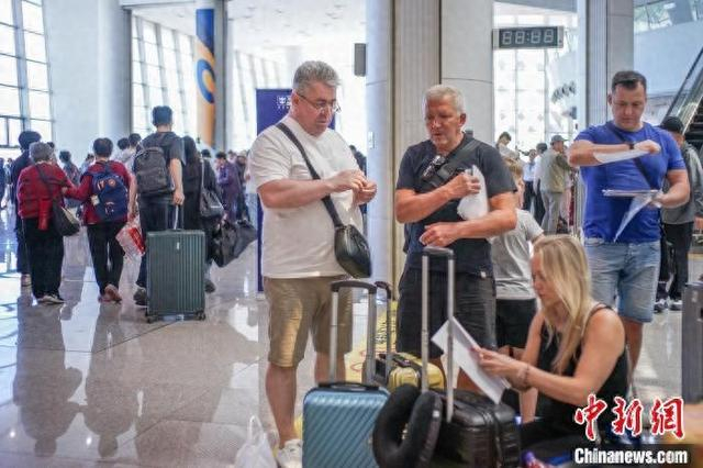 5月1日，天津国际邮轮母港登船大厅，外籍游客等待上船。记者 佟郁 摄