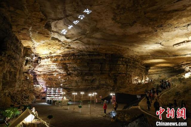 图为2025多彩贵州溶洞音乐周期间“杉林洞”吸引游客。中新社记者 瞿宏伦 摄