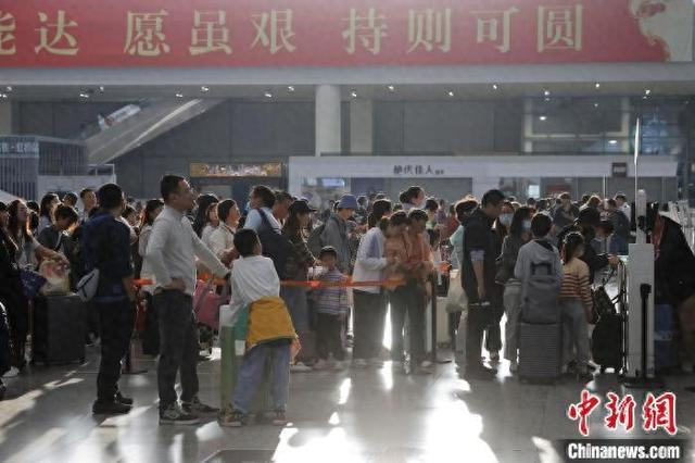 旅客在铁路上海虹桥站等待验票上车。中新网记者 殷立勤 摄