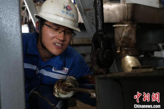 海洋石油富岛有限公司装置保运部机械检修副班长廖智全日前获评“新时代青年先锋”称号。 图为廖智全在工作中。任志达 供图