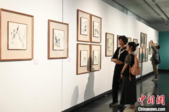 5月1日，“五一”假期首日，许多人选择文化休闲方式丰富假期生活。图为市民在安徽省美术馆参观。中新社记者 韩苏原 摄 