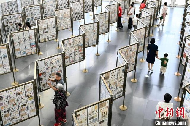 5月1日，“五一”假期首日，许多人选择文化休闲方式丰富假期生活。图为市民在安徽省美术馆参观邮票展。中新社记者 韩苏原 摄 