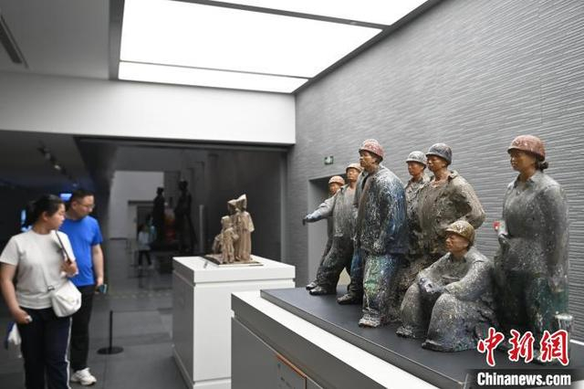 5月1日，“五一”假期首日，许多人选择文化休闲方式丰富假期生活。图为市民在安徽省美术馆参观。中新社记者 韩苏原 摄 