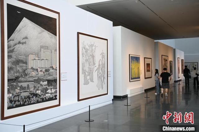 5月1日，“五一”假期首日，许多人选择文化休闲方式丰富假期生活。图为市民在安徽省美术馆参观。中新社记者 韩苏原 摄 