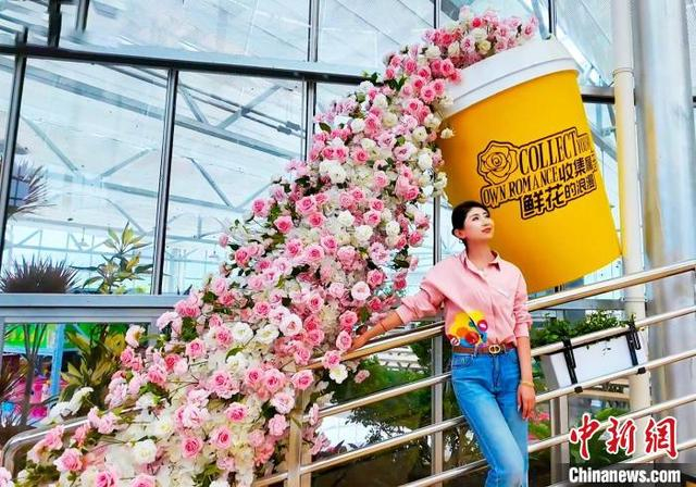 媒体人在临夏市牡丹产业园内打卡留念。临夏市融媒体中心供图