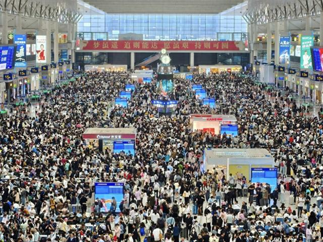 上海虹桥站迎来“五一”假期大客流。陈瑶 摄