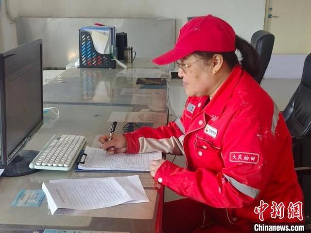 何喜花正在录取巡检资料 裴宇 摄