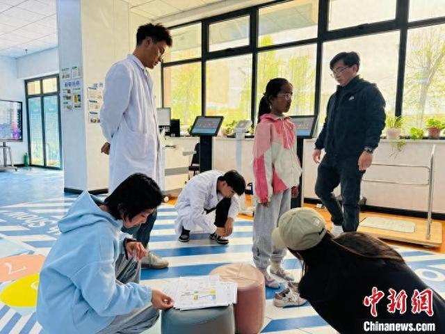 图为青海省运动处方师为运动员们进行身体监测评估。孙睿 摄