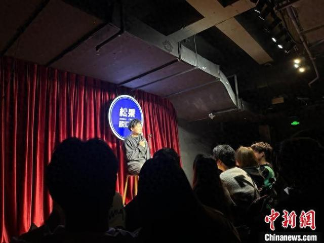 2025年2月，杭州某商圈剧场内上演深夜场脱口秀表演。蓝伊旎 摄