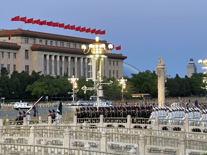 国旗护卫队缓缓走出天安门城楼，跨过金水桥，走向天安门广场。新京报记者 姜慧梓 摄