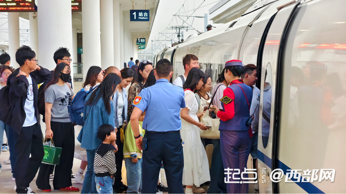 假期首日，陕西铁路迎来旅客出行高峰。