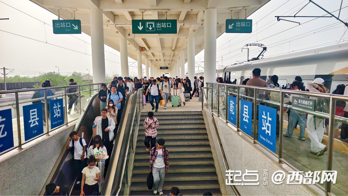 乾县站人流如织。