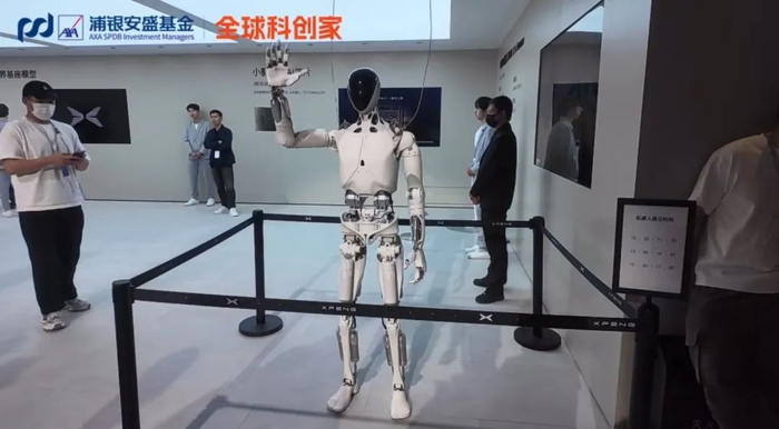 图：2025年上海车展现场的人形机器人，
