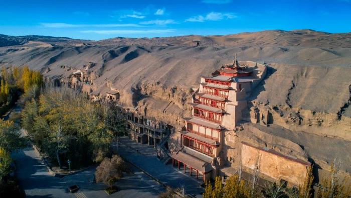 余生吉《莫高窟九层楼》