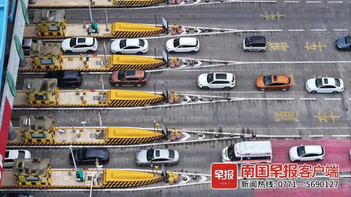 ▲4月30日下午，小汽车排队通过南宁东收费站。杨翊摄
