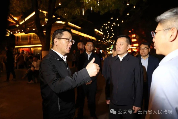 王予波在官渡古镇调研，并与有关负责同志现场交流。“云南省人民政府”官方微信公众号图