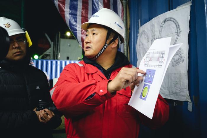 2022年,胡建在“长江口二号”古船整体打捞和迁移工程现场。受访者 供图