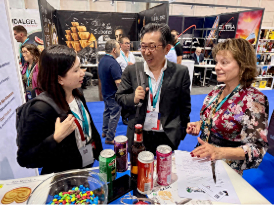 图为澳门企业代表与当地参展商洽谈交流。（澳门招商投资促进局供图）