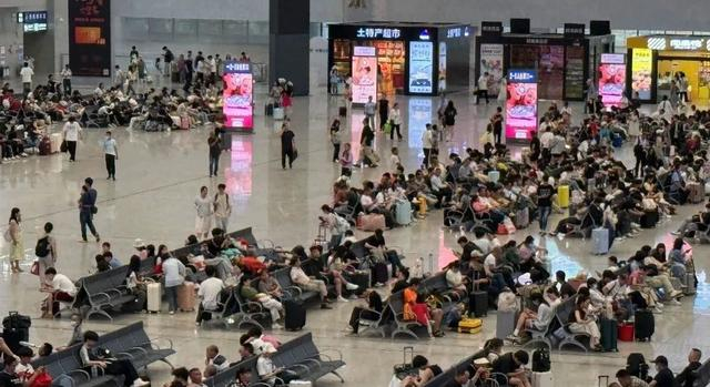 柳州站各地游客纷至沓来。黄婷婷 摄 