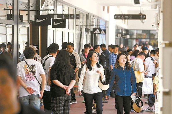             今天一早，佛罗伦萨小镇开门即迎来大客流 本报记者 徐程 摄          