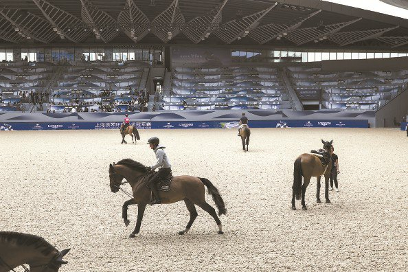             2025上海浪琴马术冠军赛开赛在即。4月30日，选手们携赛马在熟悉场地 本报记者 李铭珅 摄          