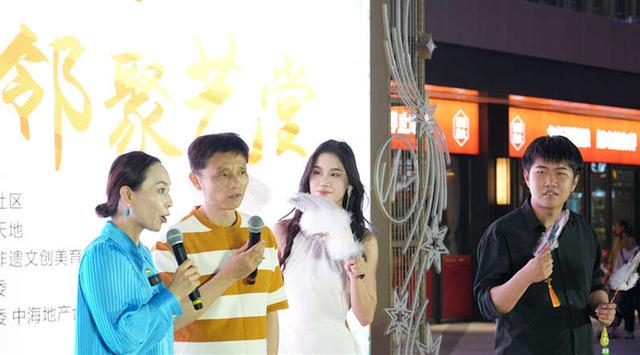 三河羽扇省级非遗传承人丁政权（左二）现场介绍。菊园社区党总支供图