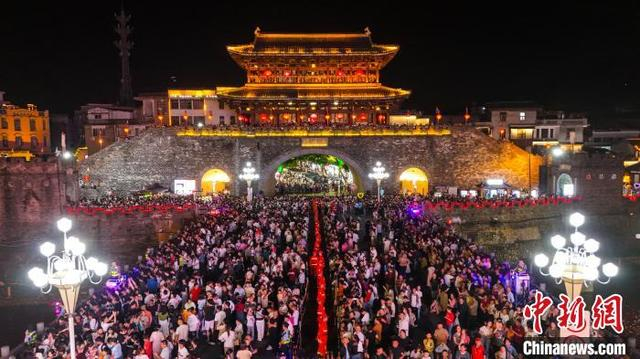 现场观众沉浸在这场视觉盛宴中，大家纷纷举起手机，定格这数字科技美学激情碰撞所产生的震撼瞬间。长汀县融媒体中心供图