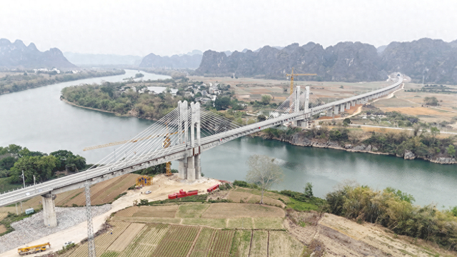 南凭高铁崇凭段花山隧道出口及上金左江双线特大桥航拍。通讯员 韦建松 摄