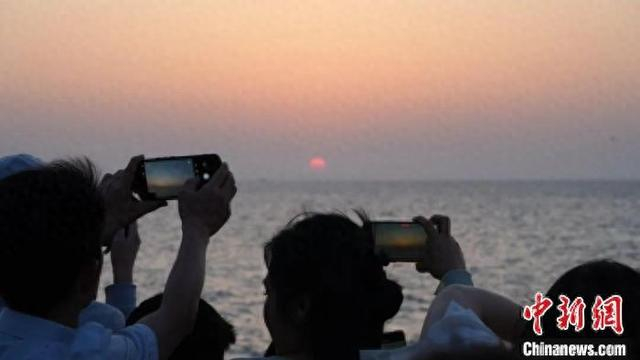 5月2日，浙江海盐海上日出吸引游客。海盐县传媒中心供图